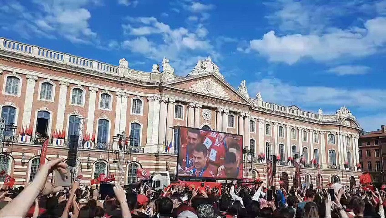 Le capitole s'embrase alors que le Stade Toulousain soulève la coupe !