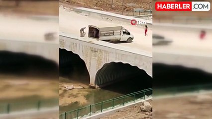 Mardin'de skandal görüntüler! Kamyonetle getirdikleri çöpleri dereye attılar