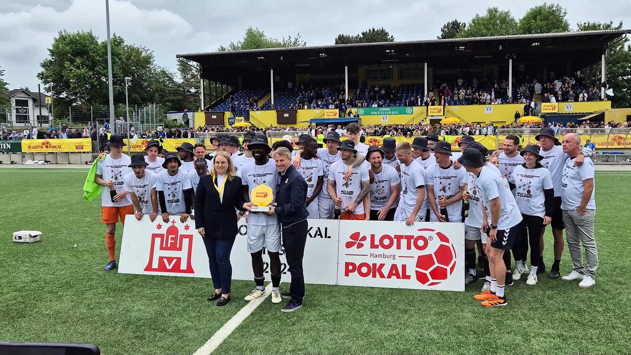 Der FC Teutonia 05 bekommt den Pokal überreicht!