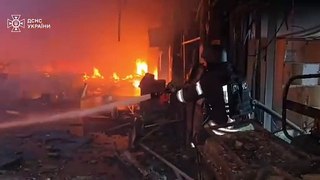 Pelo menos dois mortos em bombardeio russo a mercado em Kharkiv