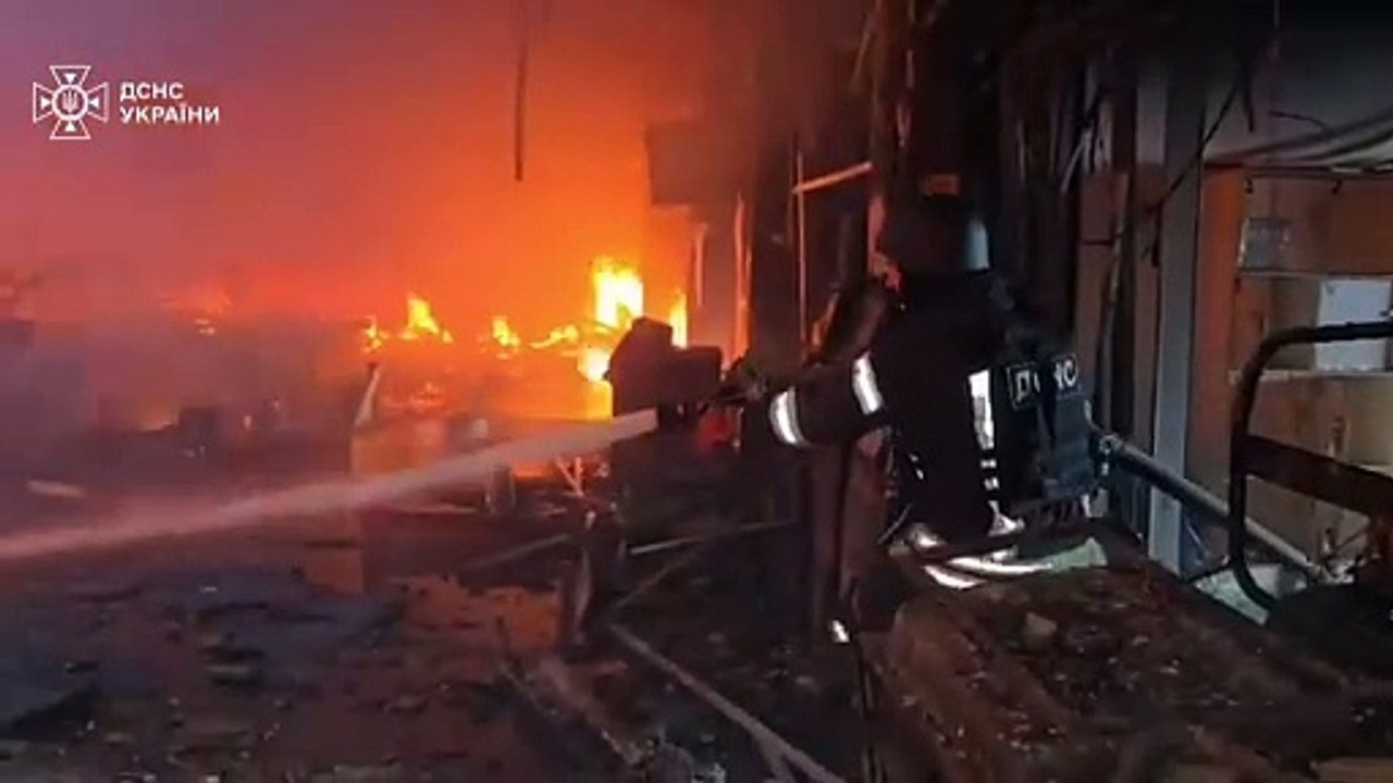 Pelo menos dois mortos em bombardeio russo a mercado em Kharkiv