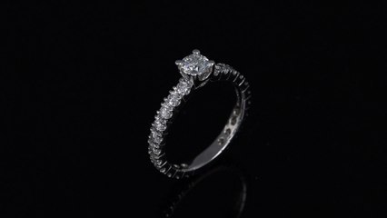 Anello solitario in oro bianco modello Infinity realizzato dalla Gioielleria Casavola di Noci