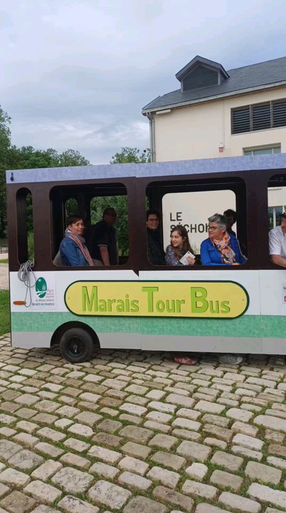 Spectacle Marais Tour Bus : Découvrez le patrimoine local avec la compagnie Caus’Toujours : une curieuse visite guidée ludique et décalée dans un drôle de bus… pédestre.
