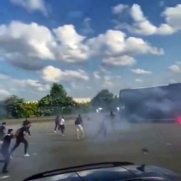 Des affrontements sont signalés au péage d'Arras entre les supporters parisiens et lyonnais!
