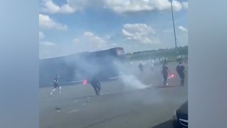 Rixe entre supporters de l'OL et Paris : un bus calciné, 8 policiers légèrement blessés