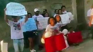 Famílias de vítimas de chacina na Grande BH protestam após enterros