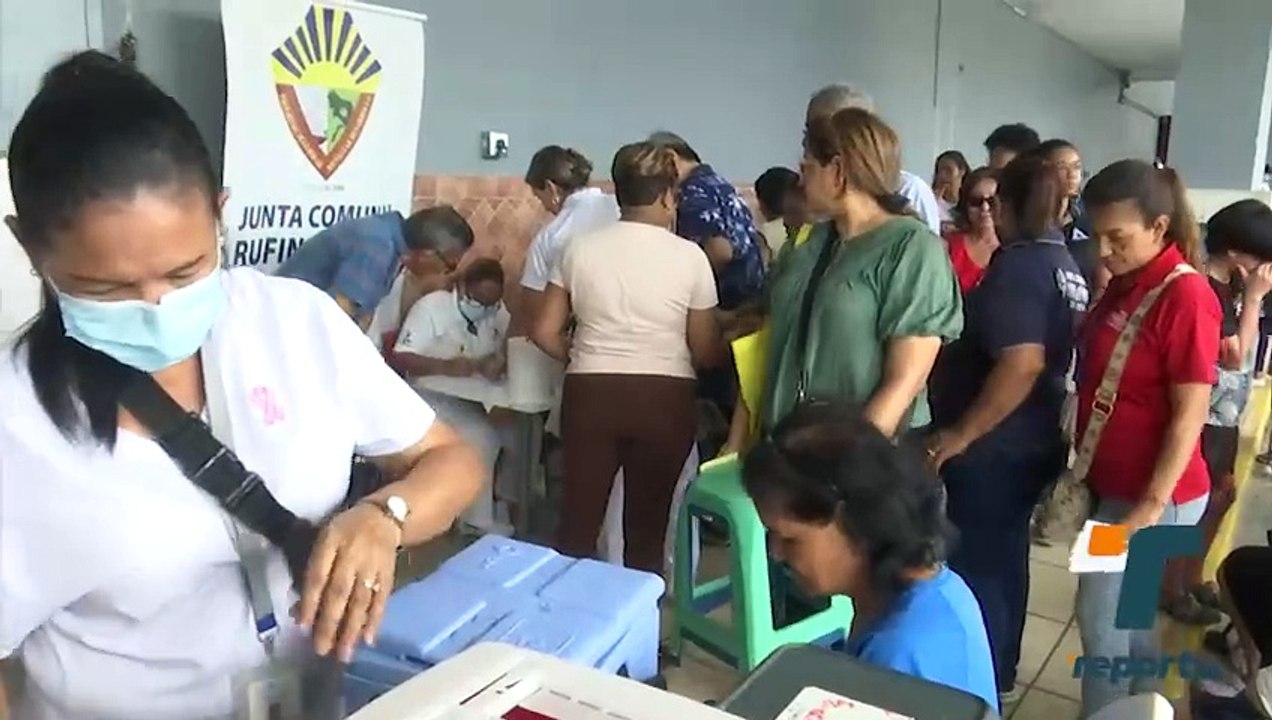 Ciudadanos hacen largas filas para vacunarse contra la influenza