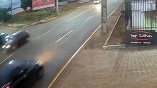 Vídeo mostra colisão entre carro e moto a qual deixou homem com lesão grave em Cascavel