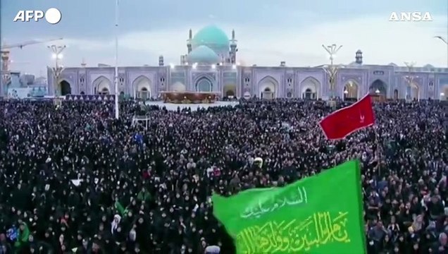 Raisi, tre milioni di iraniani ai funerali a Mashhad