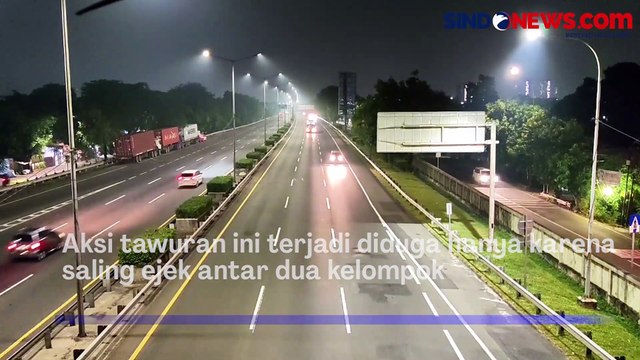 Meresahkan! Dua Kelompok Remaja Bersajam Tawuran di Tengah Ruas Tol JORR