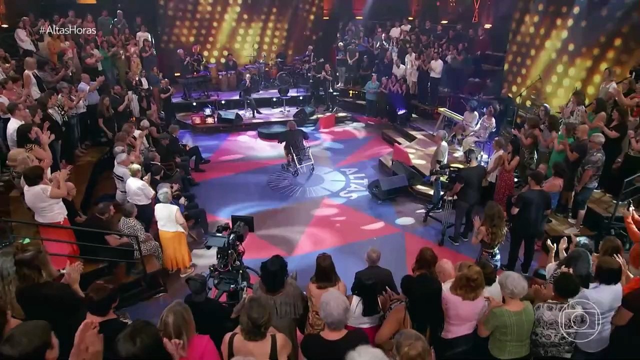 Com mal de Parkinson, Eduardo Dusek canta no Altas Horas e emociona público