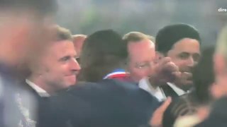 PSG : Macron se fait siffler. C’est étrange il est si populaire