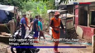 Banjir di Pejaten Timur Surut, Warga Mulai Bersih-Bersih Lumpur