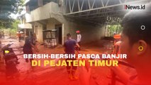 Warga Pejaten Timur Bersatu Bersihkan Lumpur Banjir, Damkar Kerahkan Mesin Pompa Portable