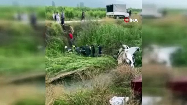 Bursa'da iki otomobil çarpıştı, biri dereye uçtu: 5'i ağır 8 yaralı