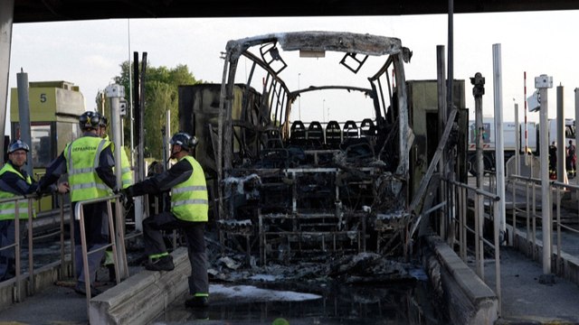 Lyon-PSG : les images du bus de supporters calciné après les violents affrontements sur un péage