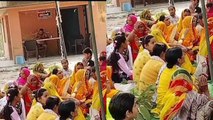 चौकी के अंदर धार्मिक आयोजन, महिलाओं के बीच चड्डी-बनियान में बैठा चौकी इंचार्ज, वीडियो वायरल