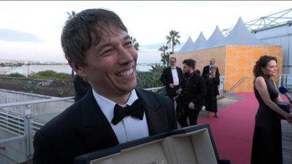 Video herunterladen: Festival de Cannes : « Un rêve qui se réalise » pour Sean Baker qui a décroché la Palme d'Or pour « Anora »