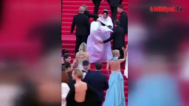 Cannes'da güvenlik görevlisi Massiel Taveras ile de birbirine girdi