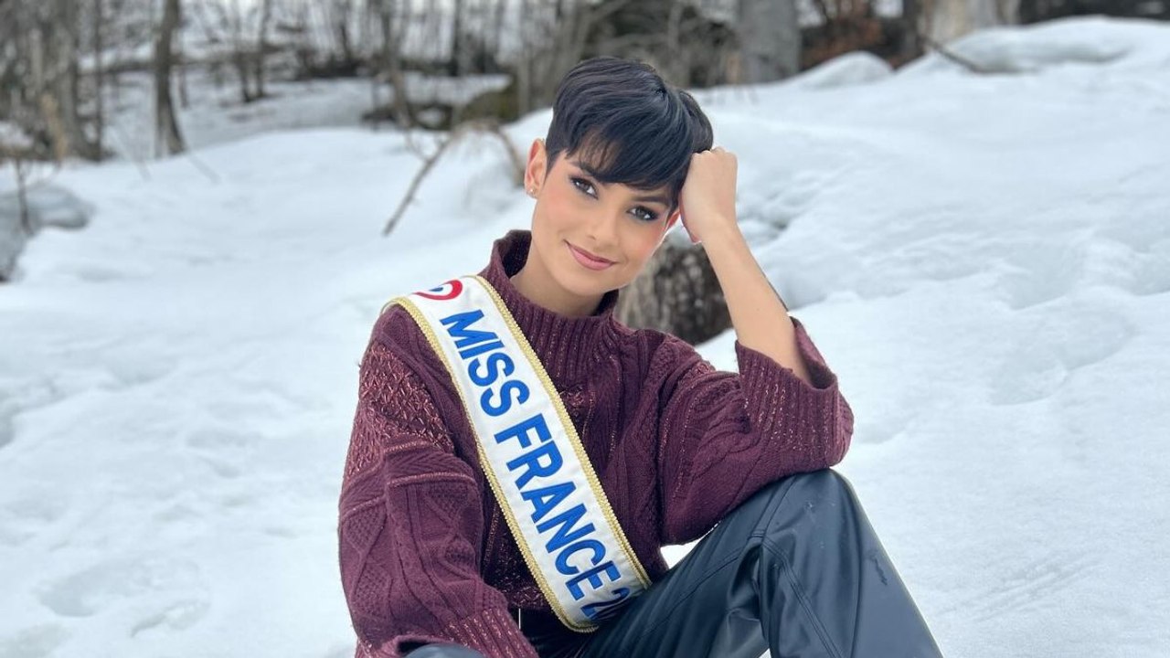 Réaction controversée à la montée des marches d'Eve Gilles au Festival de Cannes.