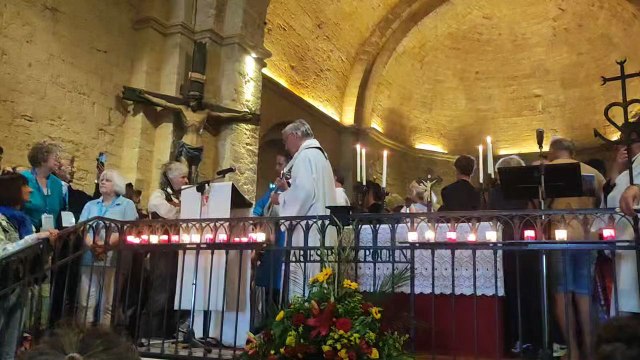 Franck Marcou un gitan qui chante un chant sacré à Sainte Sara (Santa Sara kali)