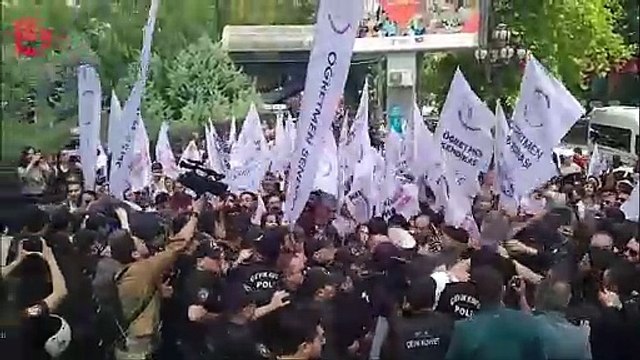 Özel Sektör Öğretmenleri Sendikası eylemine polis müdahalesi