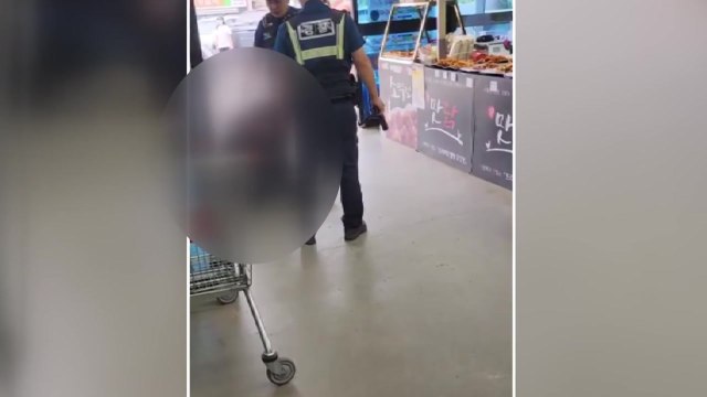 마트 여성 직원에 수차례 흉기 휘두른 20대 남성 검거 / YTN