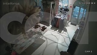 Câmeras flagram ação de criminoso em loja de roupas no Centro