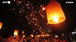 Indonesia, centinaia di lanterne illuminano il cielo per celebrare il Vesak