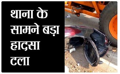 चार दोपहिया वाहनों को रौंदते निकली क्रेन, देखें वीडियो