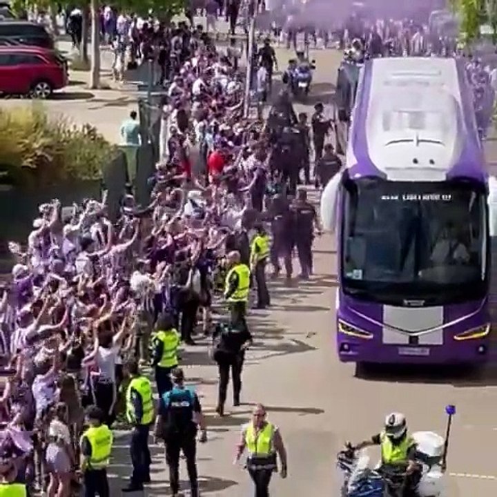 Miles de aficionados reciben al Real Valladolid en Zorrilla.