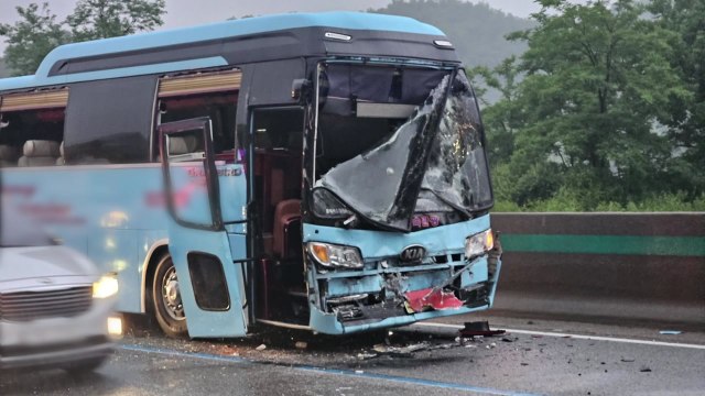 빗길 고속도로서 버스 등 차량 6대 추돌...25명 부상 / YTN