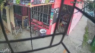 Video: Un hombre prendió fuego al negocio del novio de su expareja en tres ocasiones
