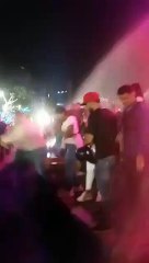 ¡Prenden la fuente de Plaza Altamira por el mal comportamiento de los asistentes!