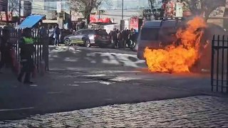 Un minibús con pasajeros a bordo se incendió por inmediaciones de la Estación Central de La Paz 