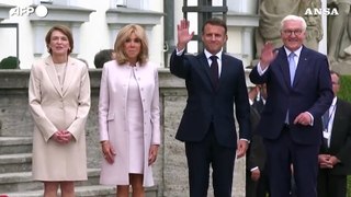 Germania, Macron accolto con gli onori militari dal presidente Steinmeier