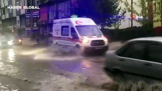 Kars'ta sağanak yağış: Cadde ve sokaklar göle döndü