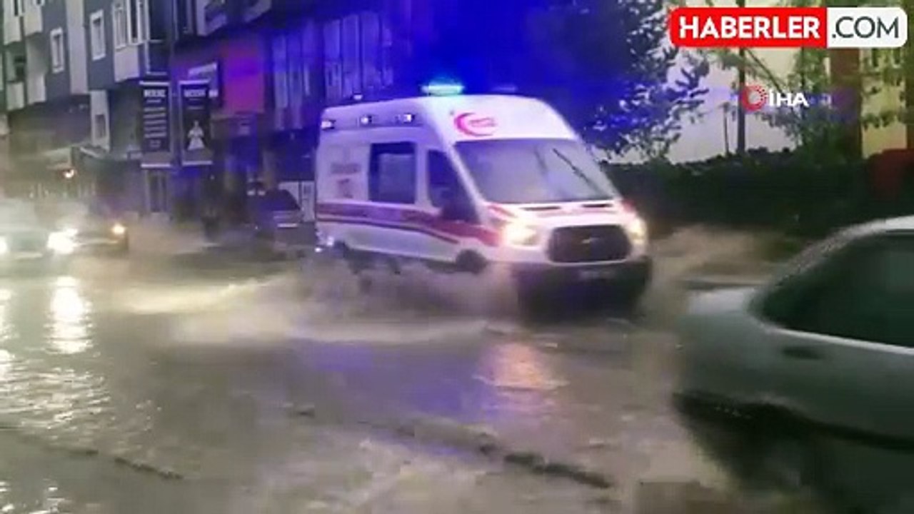 Kars'ta sağanak yağış sonrası caddeler göle döndü