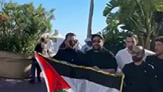 منذر رياحنة يرفع العلم الفلسطيني في 