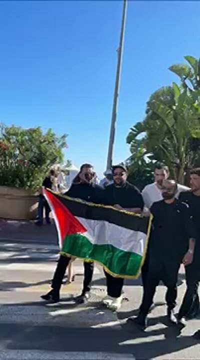 منذر رياحنة يرفع العلم الفلسطيني في "كان"