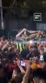 Galatasaraylı taraftarların omuzunda bir Fenerbahçe taraftarı