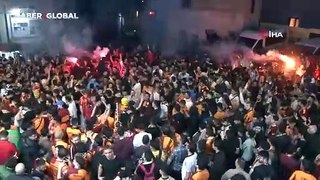 Taksim sarı-kırmızıya büründü! Meydan şampiyonluk tezahüratlarıyla inledi