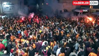 Galatasaraylı taraftarlar Taksim'e akın etti