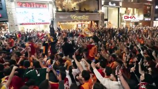 Galatasaray taraftarlarının Taksim'de şampiyonluk sevinci