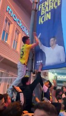 Fenerbahçe taraftarları Ali Koç'un afişlerini paramparça etti!