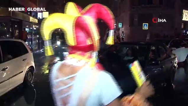 İzmir'den renkli görüntüler: Fenerbahçe formasıyla eşini kutlamalara getirdi