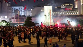 Galatasaraylı taraftarlar, Taksim’de sarı-lacivert tabut taşıdı
