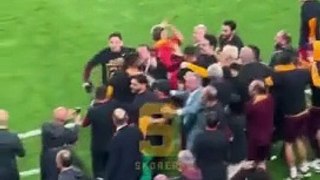 Türk futbolunda bu da oldu! Galatasaraylı Günay Güvenç, hakemi şampiyonluk kutlamalarına çağırdı