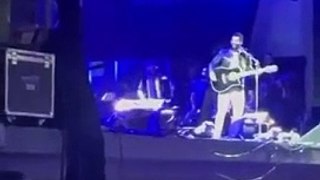 Fã cai ao tentar subir no palco durante show do cantor Gusttavo Lima em MT