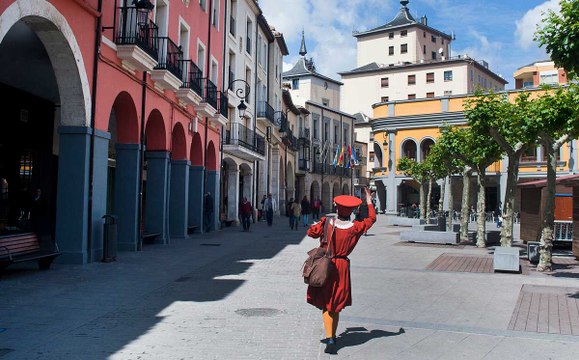 Aranda de Duero: Bodegas subterráneas y lechazo a la leña, una experiencia inolvidable